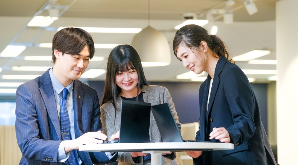 【ランスタッドに入社した理由を聞いてみました！】
研修期間を含めて完全在宅ワークだったのと
リモートでもチーム会議や面談など
コミュニケーションの機会が豊富だからです！

私は通勤するのが困難だったため
前職は在宅でデータ入力をしていたのですが
モクモクと一人で作業するのが苦手で…。
だから「こんな仕事があるなんて！」と
嬉しくて即座に応募しました！