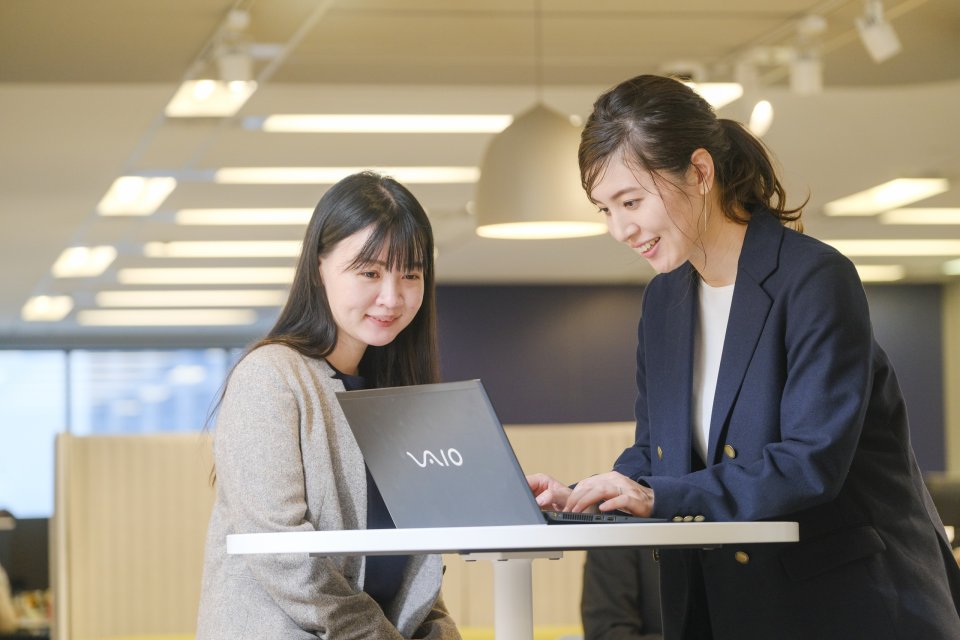 チームの皆さんが本当に温かいです！困ったことがあればすぐに相談できますし、自分のサポートで仲間が助かっていると実感できるのが嬉しいです。